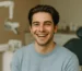 Paciente feliz tras tratamiento dental exitoso en la consulta del dentista