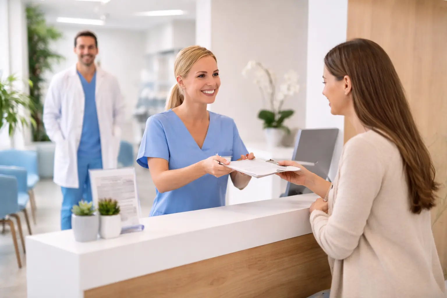 Recepción de clínica dental moderna y luminosa con ambiente profesional y acogedor